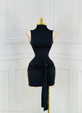 Vestido Corto Cuello Alto con Herraje y Caída